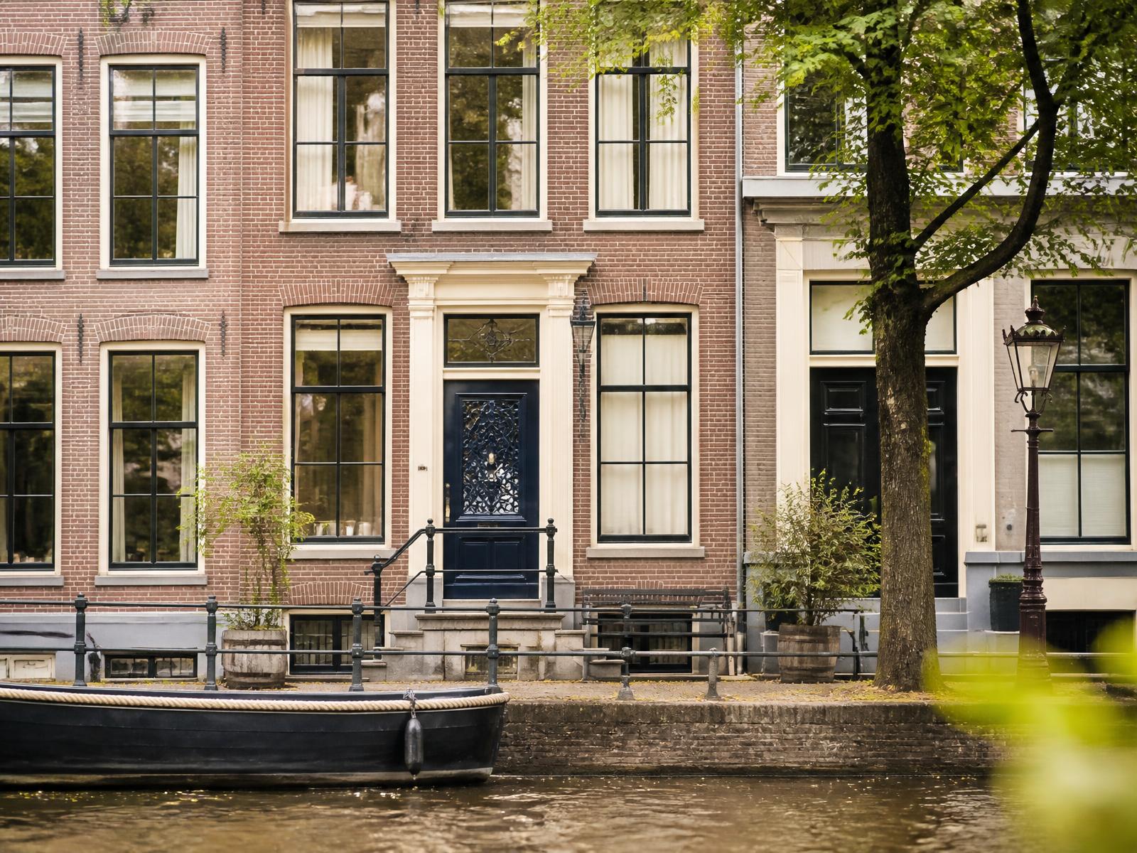 Nederlandse woning met een donkerblauwe voordeur